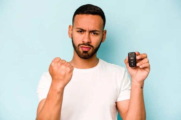 Young Hispanic Man Holding Car Keys Isolated Blue Background Showing — Fotografia de Stock