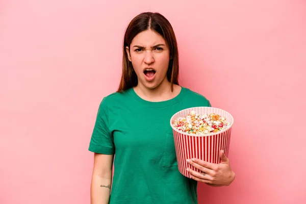 Ung Kaukasisk Kvinna Håller Popcorn Isolerad Rosa Bakgrund Skriker Mycket — Stockfoto