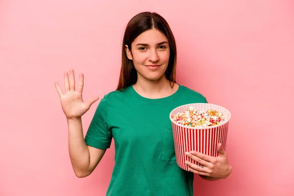 Jonge Kaukasische Vrouw Houden Popcorn Geïsoleerd Roze Achtergrond Lachend Vrolijke — Stockfoto