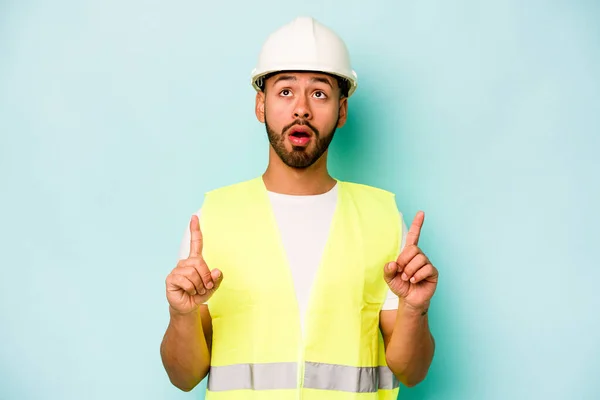 Young Laborer Hispanic Man Isolated Blue Background Pointing Upside Opened — 스톡 사진