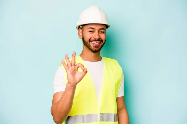 Young Laborer Hispanic Man Isolated Blue Background Cheerful Confident Showing — 스톡 사진