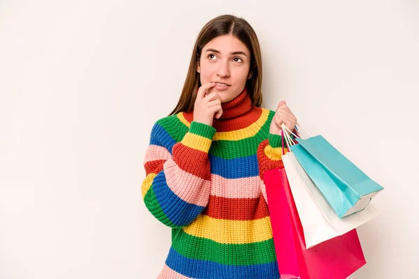 Ung Kaukasisk Kvinna Till Shopping Isolerad Vit Bakgrund Avslappnad Tänka — Stockfoto