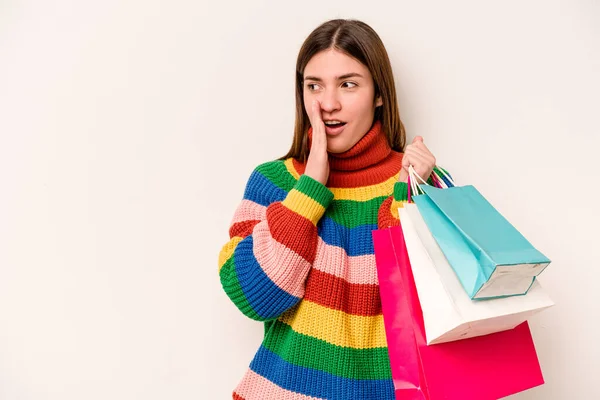 Ung Kaukasisk Kvinna Till Shopping Isolerad Vit Bakgrund Säger Hemlig — Stockfoto