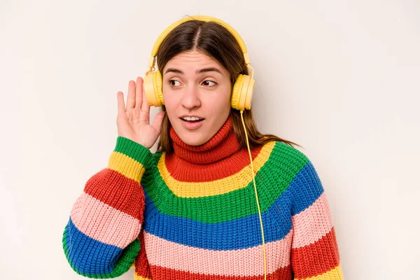 Jonge Kaukasische Vrouw Luisteren Naar Muziek Geïsoleerd Witte Achtergrond Proberen — Stockfoto