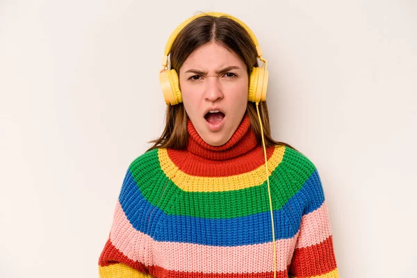 Jonge Kaukasische Vrouw Luisteren Naar Muziek Geïsoleerd Witte Achtergrond Schreeuwen — Stockfoto