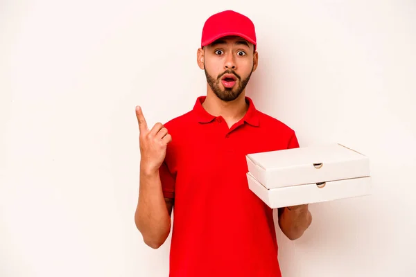 Young Hispanic Delivery Man Holding Pizzas Isolated White Background Pointing — ストック写真