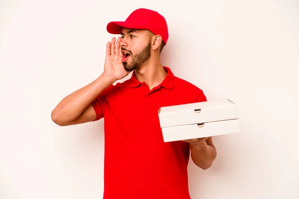 Young Hispanic Delivery Man Holding Pizzas Isolated White Background Shouting — Stockfoto