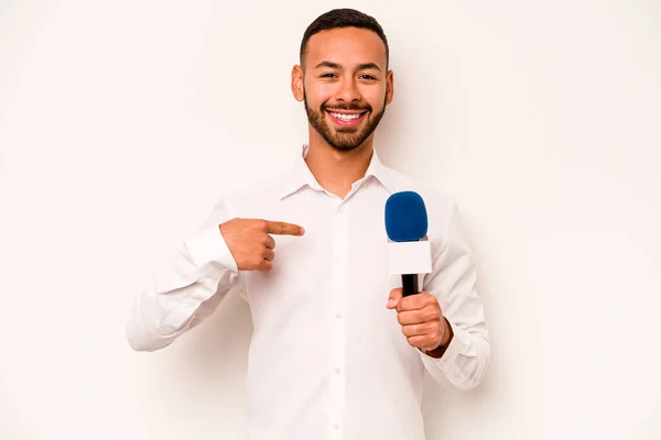 Jonge Spaanse Presentator Geïsoleerd Blauwe Achtergrond Persoon Wijzend Met Hand — Stockfoto