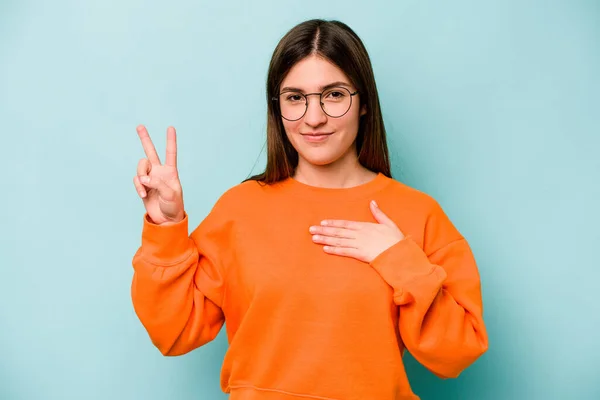 Giovane Donna Caucasica Isolata Sfondo Blu Che Presta Giuramento Mettendo — Foto Stock