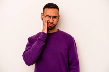 Beyaz arka planda izole edilmiş genç İspanyol bir adam güçlü bir diş ağrısı, azıdişi ağrısı var..