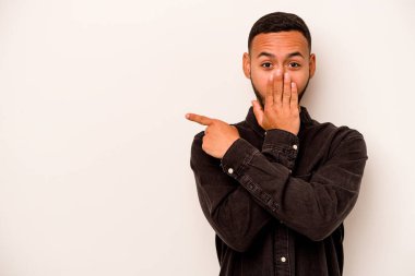 Beyaz arka planda izole edilmiş genç bir İspanyol yan tarafı gösteriyor.