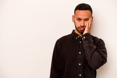 Beyaz arka planda izole edilmiş, üzgün ve dalgın hisseden genç bir İspanyol fotokopi odasına bakıyor..