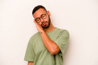 Beyaz arka planda izole edilmiş, sıkılmış, yorgun ve dinlenmeye ihtiyacı olan genç İspanyol bir adam..