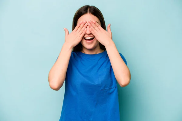 Νεαρή Καυκάσια Γυναίκα Απομονωμένη Μπλε Φόντο Καλύπτει Μάτια Χέρια Χαμογελά — Φωτογραφία Αρχείου