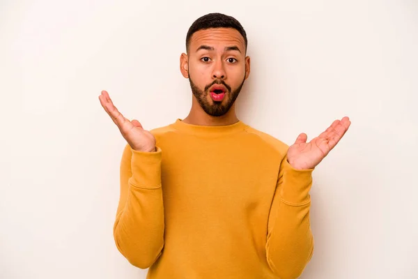 Joven Hombre Hispano Aislado Sobre Fondo Blanco Sorprendido Sorprendido — Foto de Stock