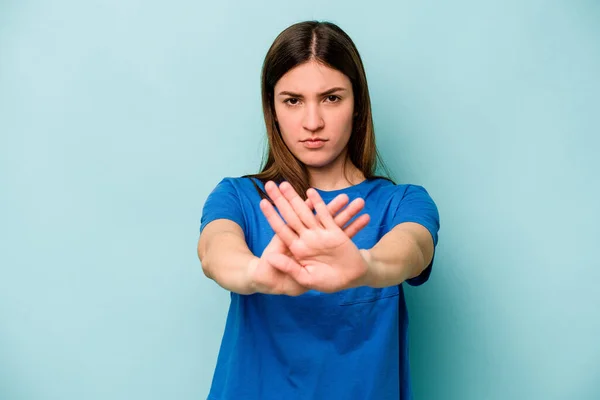 Молода Біла Жінка Ізольована Синьому Фоні Стоїть Простягнутою Рукою Показує — стокове фото