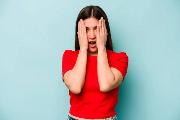 Joven Mujer Caucásica Aislada Sobre Fondo Azul Que Divierte Cubriendo — Foto de Stock