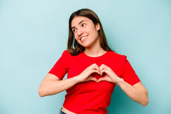 Mulher Branca Jovem Isolado Fundo Azul Sorrindo Mostrando Uma Forma — Fotografia de Stock