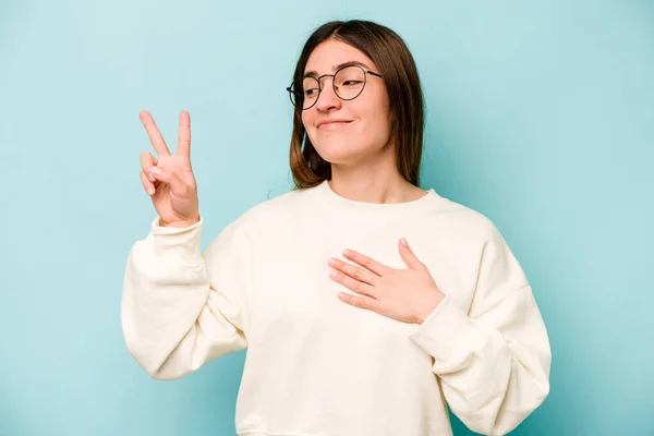 Jeune Femme Caucasienne Isolée Sur Fond Bleu Prêtant Serment Mettant — Photo