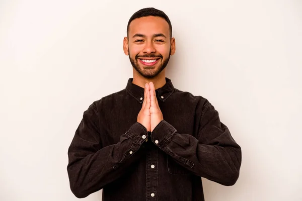 Joven Hombre Hispano Aislado Sobre Fondo Blanco Cogido Mano Oración —  Fotos de Stock