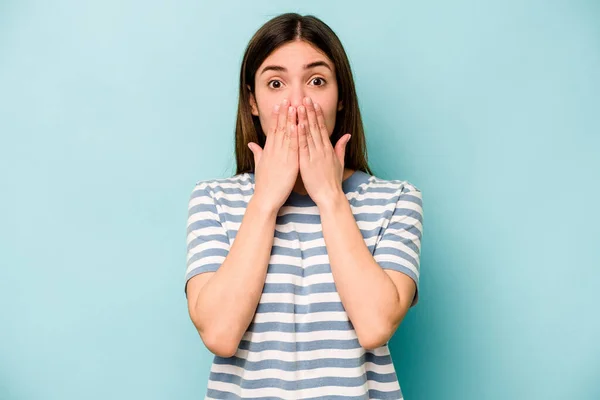 Mujer Joven Caucásica Aislada Sobre Fondo Azul Impactada Cubriendo Boca — Foto de Stock