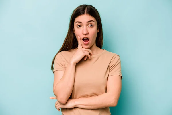 Jonge Blanke Vrouw Geïsoleerd Blauwe Achtergrond Met Een Aantal Grote — Stockfoto