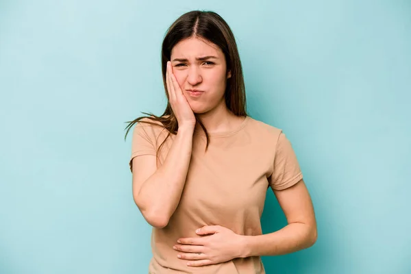 Jonge Blanke Vrouw Geïsoleerd Blauwe Achtergrond Blaast Wangen Heeft Vermoeide — Stockfoto