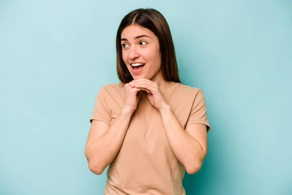 Jonge Kaukasische Vrouw Geïsoleerd Blauwe Achtergrond Bidden Voor Geluk Verbaasd — Stockfoto