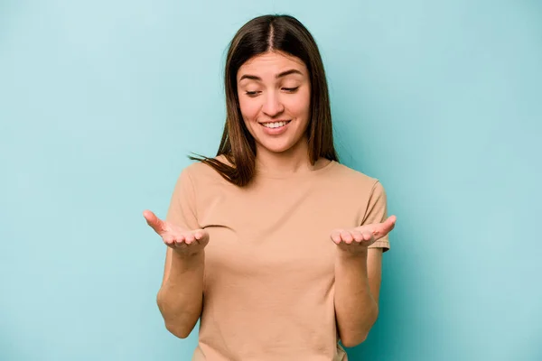 Jonge Kaukasische Vrouw Geïsoleerd Blauwe Achtergrond Houden Iets Met Palmen — Stockfoto