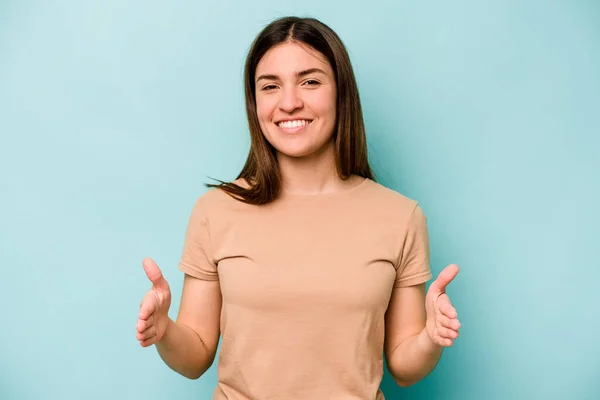 Giovane Donna Caucasica Isolata Sfondo Blu Tenendo Qualcosa Con Entrambe — Foto Stock