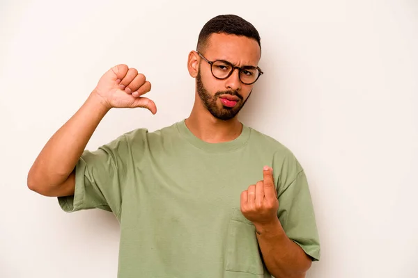 Jovem Hispânico Homem Isolado Branco Fundo Mostrando Que Ela Não — Fotografia de Stock