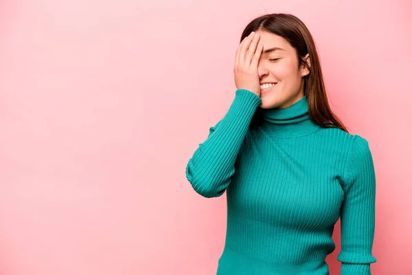 Mladá Kavkazská Žena Izolovaná Růžovém Pozadí Veselá Bezstarostná Přírodní Emoce — Stock fotografie