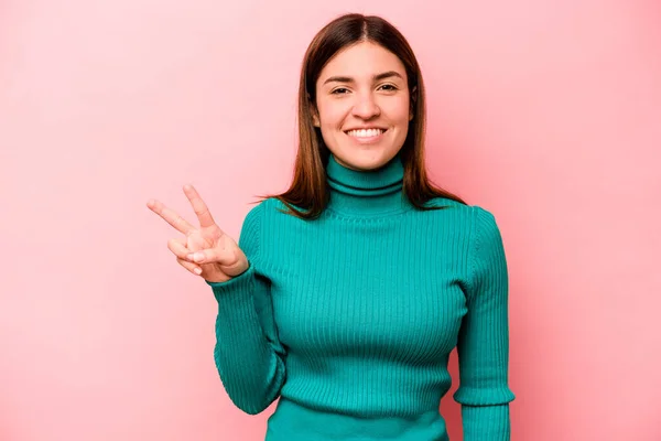 Junge Kaukasische Frau Isoliert Auf Rosa Hintergrund Zeigt Siegeszeichen Und — Stockfoto