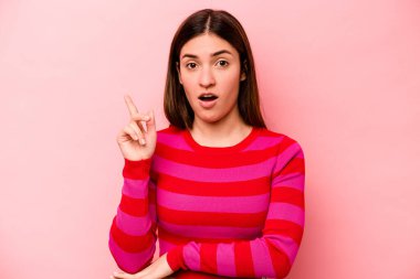 Pembe arka planda soyutlanmış beyaz bir kadın. Harika bir fikri var. Yaratıcılık kavramı..