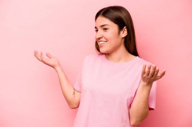 Pembe arka planda izole edilmiş beyaz bir kadın neşeli bir şekilde gülüyor. Mutluluk kavramı.