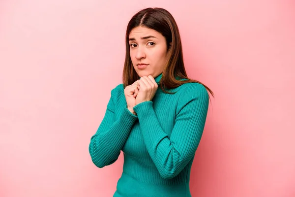 Joven Mujer Caucásica Aislada Sobre Fondo Rosa Asustada Asustada — Foto de Stock