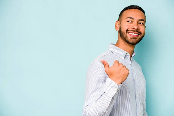 Jeune Homme Hispanique Isolé Sur Fond Bleu Points Avec Pouce — Photo