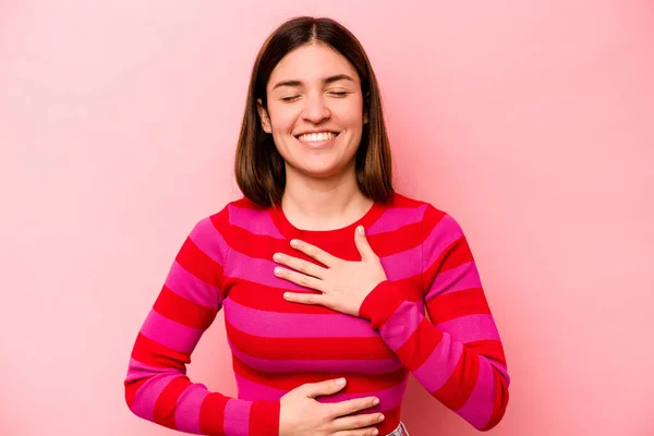 Pembe Arka Planda Izole Edilmiş Genç Beyaz Kadın Mutlu Bir — Stok fotoğraf