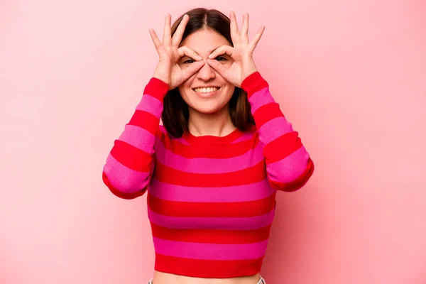 Giovane Donna Caucasica Isolato Sfondo Rosa Mostrando Segno Sopra Gli — Foto Stock