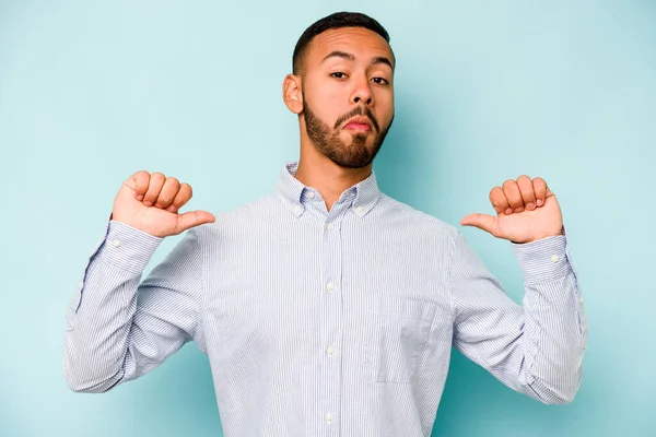 Young Hispanic Man Isolated Blue Background Feels Proud Self Confident — ストック写真