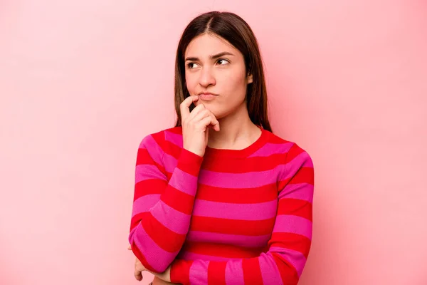 Young Caucasian Woman Isolated Pink Background Thinking Looking Being Reflective — Stock Photo, Image