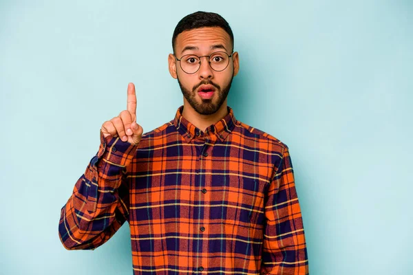 Joven Hombre Hispano Aislado Sobre Fondo Azul Teniendo Una Idea — Foto de Stock