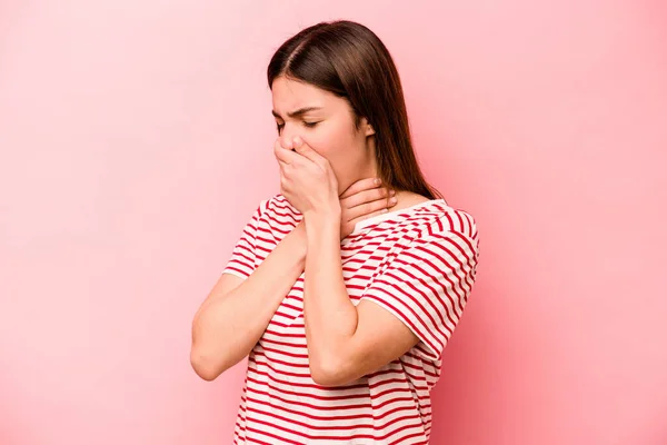 Mulher Branca Jovem Isolado Fundo Rosa Sofre Dor Garganta Devido — Fotografia de Stock