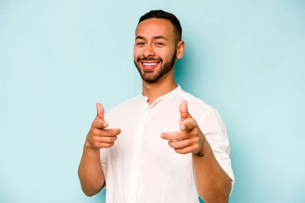 Jeune Homme Hispanique Isolé Sur Fond Bleu Sourires Joyeux Pointant — Photo
