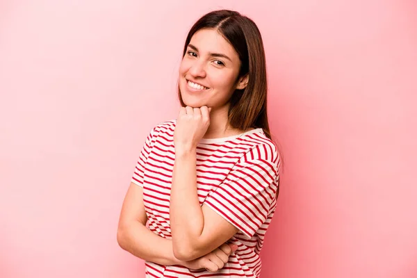Jonge Kaukasische Vrouw Geïsoleerd Roze Achtergrond Glimlachen Gelukkig Zelfverzekerd Aanraken — Stockfoto