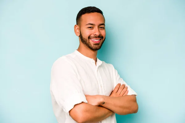 Junger Hispanischer Mann Auf Blauem Hintergrund Der Sich Selbstbewusst Fühlt — Stockfoto