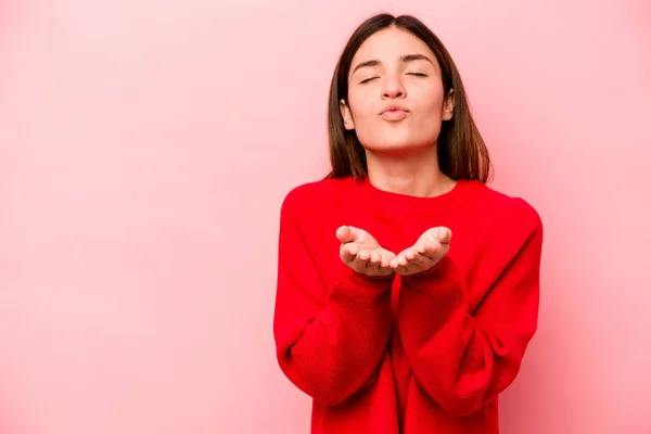 Jonge Kaukasische Vrouw Geïsoleerd Roze Achtergrond Vouwen Lippen Het Vasthouden — Stockfoto