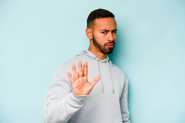 Junger Hispanischer Mann Isoliert Auf Blauem Hintergrund Der Jemanden Ablehnt — Stockfoto