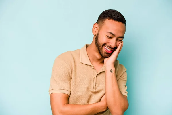 Joven Hombre Hispano Aislado Sobre Fondo Azul Ríe Felizmente Divierte —  Fotos de Stock