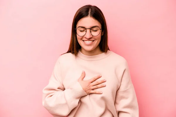 Joven Mujer Caucásica Aislada Sobre Fondo Rosa Ríe Voz Alta —  Fotos de Stock